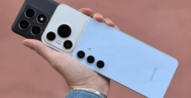 Pessoa em dúvida se deve trocar de celular