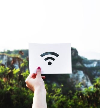 Repetidor de Wi-Fi ampliando sinal da internet