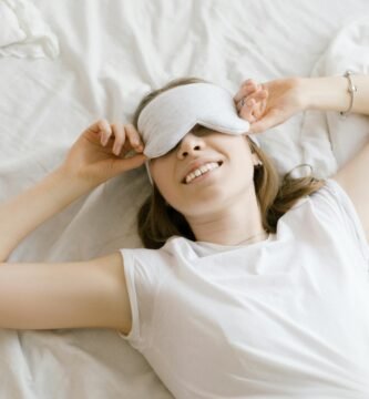 Pessoa dormindo tranquilamente à noite