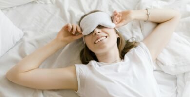 Pessoa dormindo tranquilamente à noite