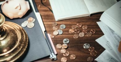 pessoa organizando contas e economizando dinheiro