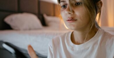 Pessoa usando celular com expressão de cansaço mental