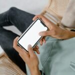 pessoa usando celular