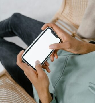 pessoa usando celular