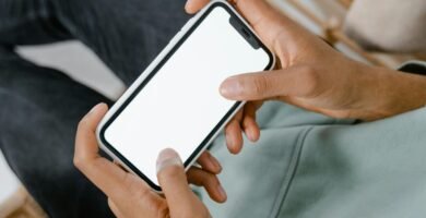 pessoa usando celular