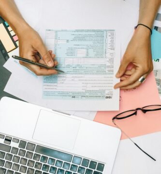 Pessoa organizando finanças pessoais