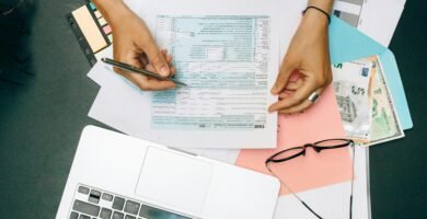 Pessoa organizando finanças pessoais