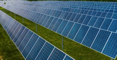 Sistema de energia solar residencial instalado em casa