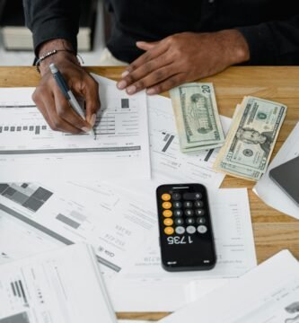 Pessoa olhando extrato bancário com expressão de dúvida