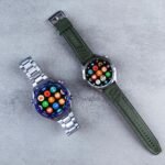 Pessoa comparando modelos de smartwatch antes da compra