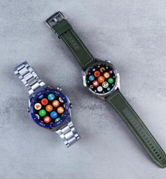 Pessoa comparando modelos de smartwatch antes da compra