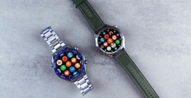 Pessoa comparando modelos de smartwatch antes da compra