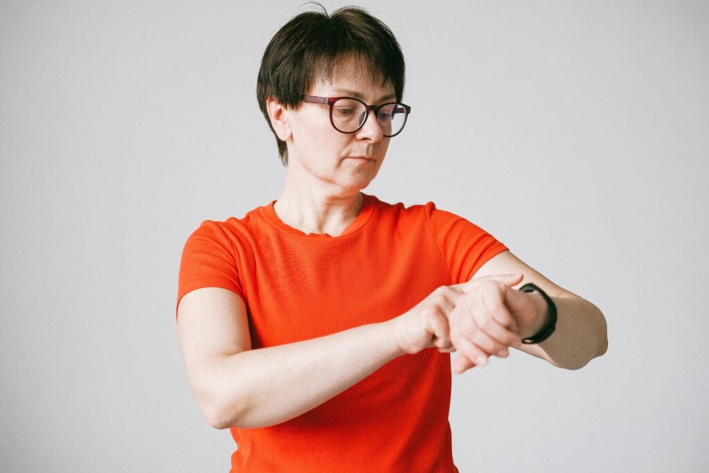 Pessoa insatisfeita com smartwatch após compra