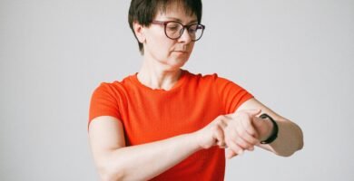 Pessoa insatisfeita com smartwatch após compra